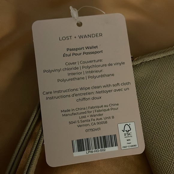 LOST + WANDER Worryfree Passport Wallet NWT with‎ detachable wristband. - Picture 3 of 9